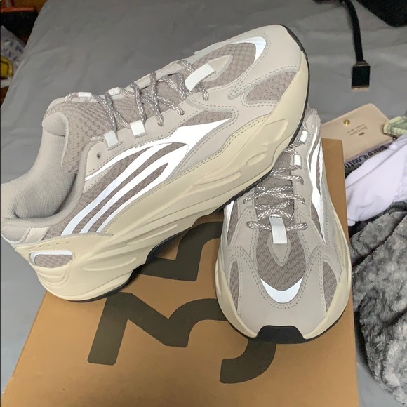 Yeezy 700 Static - Picture 3 of 4